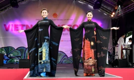 Huyền My, Hương Giang 'đọ sắc' với áo dài ở London