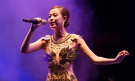 Hoàng Thùy Linh 'đốt mắt' khán giả với váy xuyên thấu