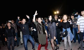 Tùng Dương, Thanh Lam nhảy tưng bừng khi xem ca nhạc