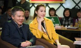 Thu Thảo cùng GS Ngô Bảo Châu ký tặng sách gây quỹ từ thiện