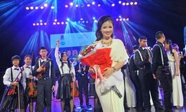 Dương Hoàng Yến hát mừng sinh nhật Hoàng hậu Thái Lan