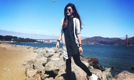 Á hậu Huyền My thích thú khi chụp ảnh bên cây cầu Cổng Vàng nổi tiếng tại San Francisco.