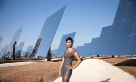 Cuối tuần qua, Kim Tuyến xuất hiện lộng lẫy tới xem show diễn của NTK Hoàng Hải. Show diễn độc đáo diễn ra tại nhà máy năng lượng mặt trời Gemasolar tại Seville, Tây Ban Nha.