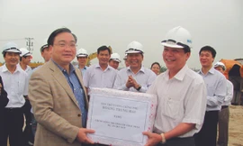 Ông Phan Quốc Hiếu (bên phải) trong một lần đón Phó Thủ tướng Hoàng Trung Hải tới thăm công trường