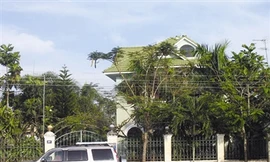 Ô tô và biệt thự của ông Nguyễn Thanh Lèo, Phó GĐ Sở GTVT Sóc Trăng, bị tạm giữ hình sự vì đánh cờ tướng ăn tiền mỗi ván 1 - 5 tỷ đồng .