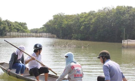 Bạn trẻ làm ngư dân ở đầm phá Tam Giang. Ảnh: Tiểu Bảo