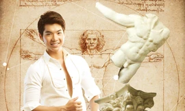 Trương Nam Thành chụp với tượng nude