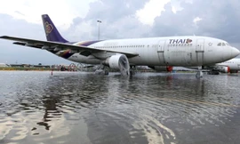 Nước lũ tràn vào sân bay Don Muang ở Bangkok. Ảnh: Reuters