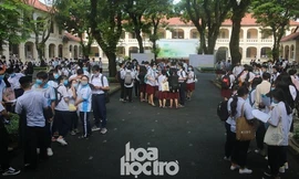 Sĩ tử thi tốt nghiệp THPT đợt 2 tiếc nuối vì đề thi dễ, sốt ruột sợ trường "hết chỗ" 