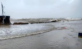 Tình hình bão số 9 đi qua miền Trung: Cúp điện nhiều nơi, mái tôn bay như giấy