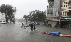 Đường phố Đà Nẵng hóa sông, người dân đổ ra chèo thuyền, bắt cá mặc thành phố can ngăn