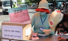 Nhiều sinh viên trọ học đã 1 tuần chưa thể đi chợ mua thức ăn vì không được phát phiếu