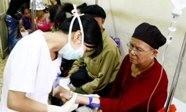 Bác sỹ có y đức sẽ không ép thêm bệnh cho bệnh nhân Ảnh: Hồng Vĩnh