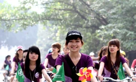 Nữ sinh cưỡi ‘ngựa sắt’ vì môi trường, từ thiện