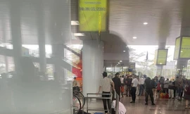 Khách nam ngoại quốc ngã từ tầng 3 nhà ga sân bay Nội Bài