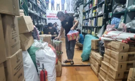 Người dân tìm mua thang dây, bình cứu hỏa sau vụ cháy chung cư mini 