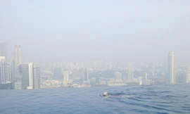 Bể bơi Vô Cực trên đỉnh Marina Bay Sands Ảnh: lan anh