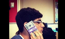 Phản cảm thiếu gia 17 tuổi khoe tiền, vàng, ô tô sang