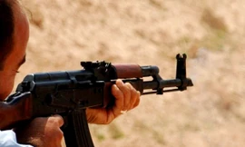 Bị dọa chém, công an bắn AK cảnh cáo