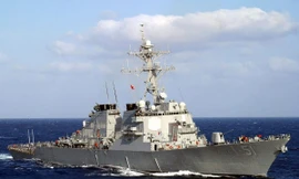 Tàu khu trục tên lửa dẫn đường USS Arleigh Burke (DDG 51) của hải quân Mỹ trên biển Địa Trung Hải.