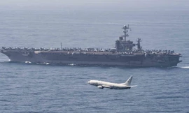 Một chiếc P-8 Poseidon bay cùng với hàng không mẫu hạm USS John C. Stennis (CVN 74) ở eo biển Gibraltar