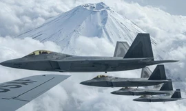 Bốn chiếc F-22 Raptors từ Phi đội máy bay chiến đấu số 199 bay cùng với một chiếc KC-135 Stratotanker của Không quân Mỹ từ Phi đội tiếp nhiên liệu số 909 trong cuộc huấn luyện máy bay chiến đấu thế hệ thứ năm gần Núi Phú Sĩ, Nhật Bản, vào ngày 1 tháng 4 năm 2021. ẢNH Không quân Mỷ