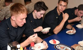 Học viên hải quân Mỹ ăn uống trên một tàu đổ bộ