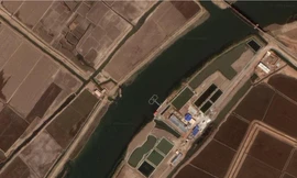 Hình ảnh cho thấy có hai thứ dường như là bể quây ở giữa sông Taedong, Triều Tiên