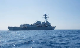 Tàu khu trục USS Dewey (DDG-105) của Mỹ trong một lần đi qua biển Đông