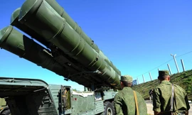 Một hệ thống tên lửa phòng không S-400 Triumf của trung đoàn tên lửa phòng không Red Star Order số 210 của Không quân Nga. Ảnh: ITAR-Tass / Stanislav Krasilnikov