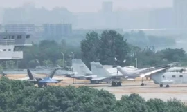 Một chiếc FC-31 trên mô hình tàu sân bay Type 003 ở Vũ Hán.