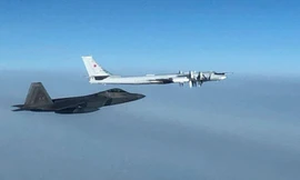Một chiếc F-22 Raptor của Bộ Tư lệnh Phòng thủ Hàng không Vũ trụ Bắc Mỹ chặn một máy bay ném bom Tu-95 Bear của Nga trong không phận quốc tế gần Alaska vào ngày 19 tháng 10 năm 2020. NORAD nói tiêm kích F-22 đã bay lên theo dõi hai chiếc Tu-95 và một cặp tiêm kích Nga, nhưng các máy bay này không đi vào không phận của Mỹ hoặc Canada.