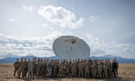 Các quân nhân Mỹ đứng trước một thiết bị đối phó vệ tinh hồi năm 2020. Andrew Bertaina / Lực lượng Không quân Mỹ