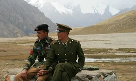 Lính biên phòng Trung Quốc và Pakistan nắm tay nhau tại đèo Khunjerab, một vị trí chiến lược ở biên giới phía bắc Pakistan và biên giới phía tây nam của Trung Quốc