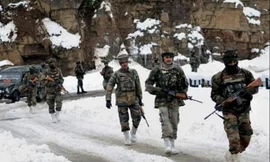 Binh sỹ Ấn Độ tuần tra tại một khu vực dọc theo biên giới với Trung Quốc