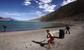 Trẻ em chơi cricket bên hồ Pangong, gần biên giới Ấn Độ - Trung Quốc ở Ladakh, Ấn Độ, ngày 22 tháng 7 năm 2011