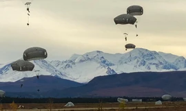 Lính nhảy dù từ Lữ đoàn 4, Sư đoàn Bộ binh 25 thực hiện một chiến dịch phối hợp xâm nhập vào Khu vực Huấn luyện Donnelly, Alaska, ngày 14 tháng 9 năm 2020