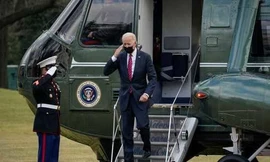 Tổng thống Joe Biden giơ tay chào khi ông rời trực thăng chuyên cơ Marine One trên bãi cỏ phía nam của Nhà Trắng.