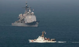 Một tàu tuần duyên Mỹ hoạt động gần tuần dương hạm USS Philippine Sea
