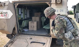 Một binh sĩ từ Đại đội Công binh 595 bên các mô-đun chống tăng ở phía sau một xe M113