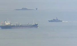 Tàu ngầm chạy bằng năng lượng hạt nhân INS Chakra II của Hải quân Ấn Độ ở eo biển Singapore, trên đường đến Vladivostok, Nga, vào tháng 6 năm 2021. (Twitter)