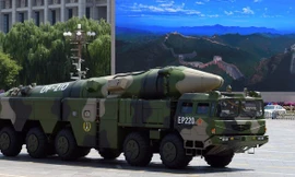 Một tên lửa DF-21D "sát thủ tàu sân bay" của Trung Quốc trên Quảng trường Thiên An Môn của Bắc Kinh, ngày 3 tháng 9 năm 2015.