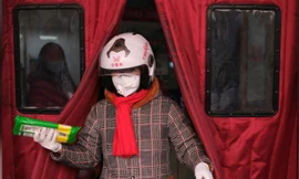 Một phụ nữ bước ra từ siêu thị ở Bắc Kinh, nơi cũng đang chống chọi với virus corona Vũ Hán