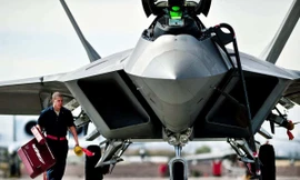 Phi đội trưởng Jonathan Foster, Phi đội Bảo dưỡng Máy bay số 49 tại Căn cứ Không quân Holloman của Không quân Mỹ, tháo nắp cửa nạp của một chiếc F-22 Raptor trước khi thực hiện nhiệm vụ huấn luyện trong chiến dịch Red Flag tại Căn cứ Không quân Nellis, Nevada ngày 2 tháng 3 năm 2011.