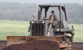  Máy ủi của JGSDF, một trong các thiết bị sẽ được cung cấp.