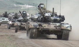 Nga bán vũ khí cho cả hai đối thủ. Trong ảnh: Xe tăng do Nga sản xuất trong quân đội Azerbaijan tham chiến