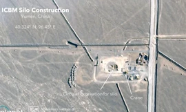 Một công trường xây dựng các hầm chứa tên lửa đạn đạo xuyên lục địa mới ở rìa sa mạc Gobi ở tây bắc Trung Quốc.