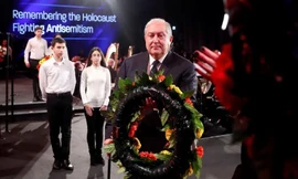 Tổng thống Armen Sarkissian lễ đặt vòng hoa tại Yad Vashem - Trung tâm Tưởng niệm Holocaust Thế giới, ở Jerusalem năm 2020.