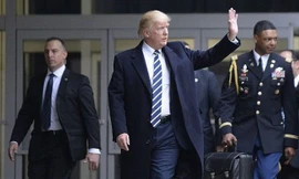 Một phụ tá quân sự Mỹ mang theo "túi khẩn cấp của tổng thống”