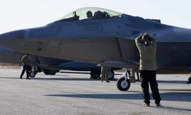 Máy bay F-22 tại sân bay King Salmon